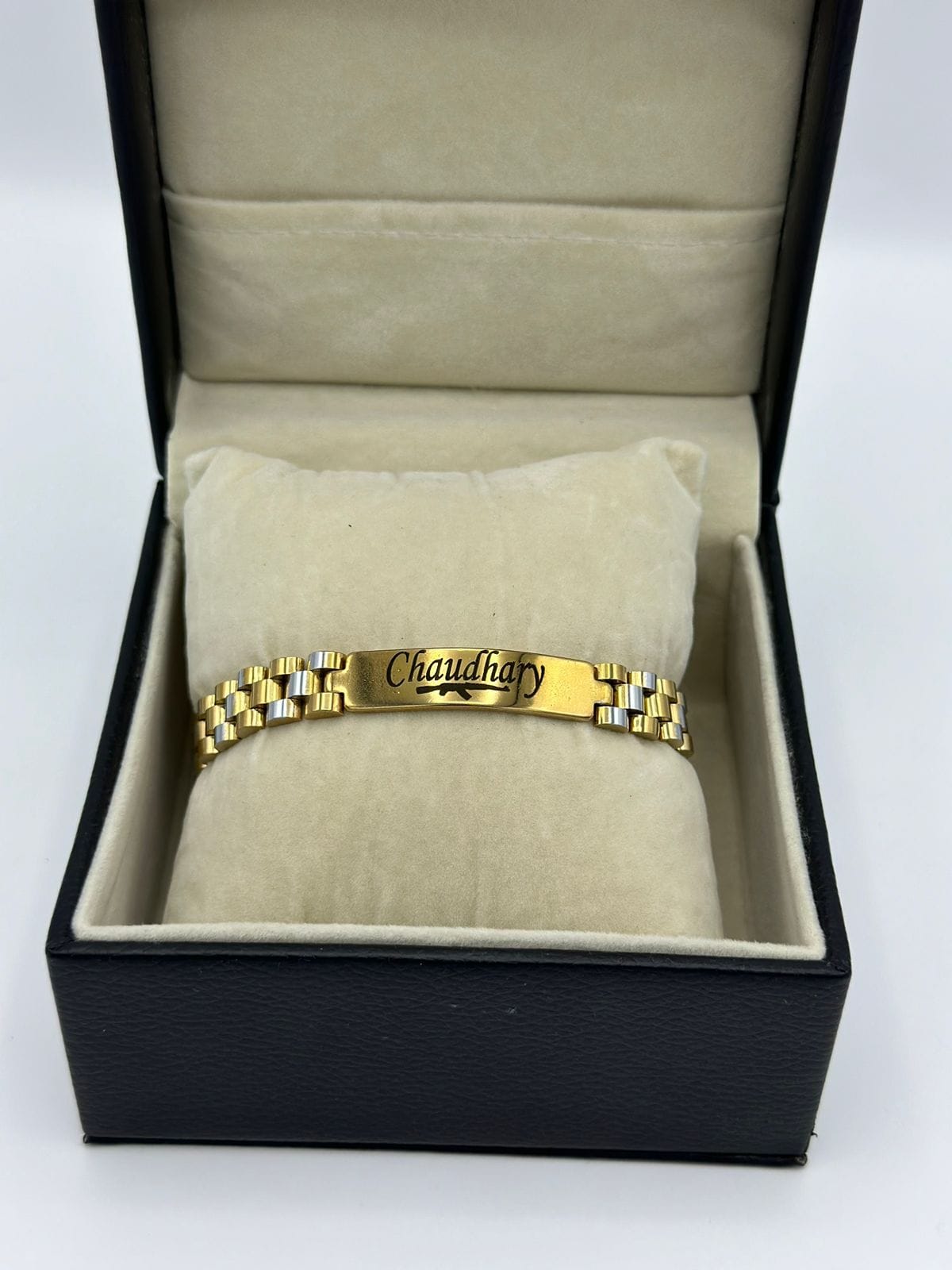 ingraved name braclete