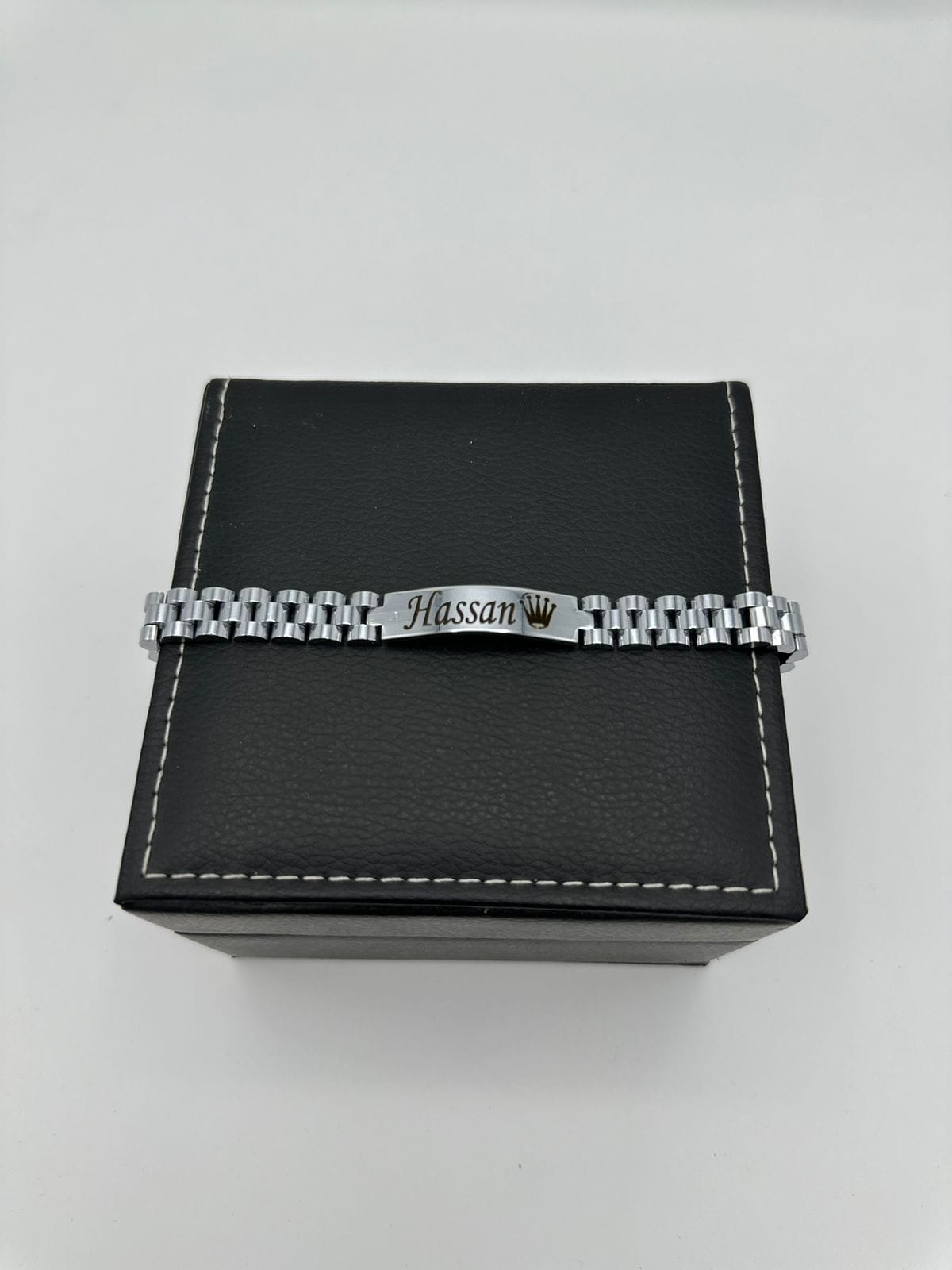 Ingraved name braclete
